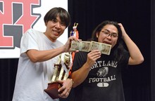 優勝トロフィーと賞金200万円を持ったロッチ。