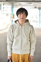 「架空OL日記」より、バカリズム演じる升野英知。