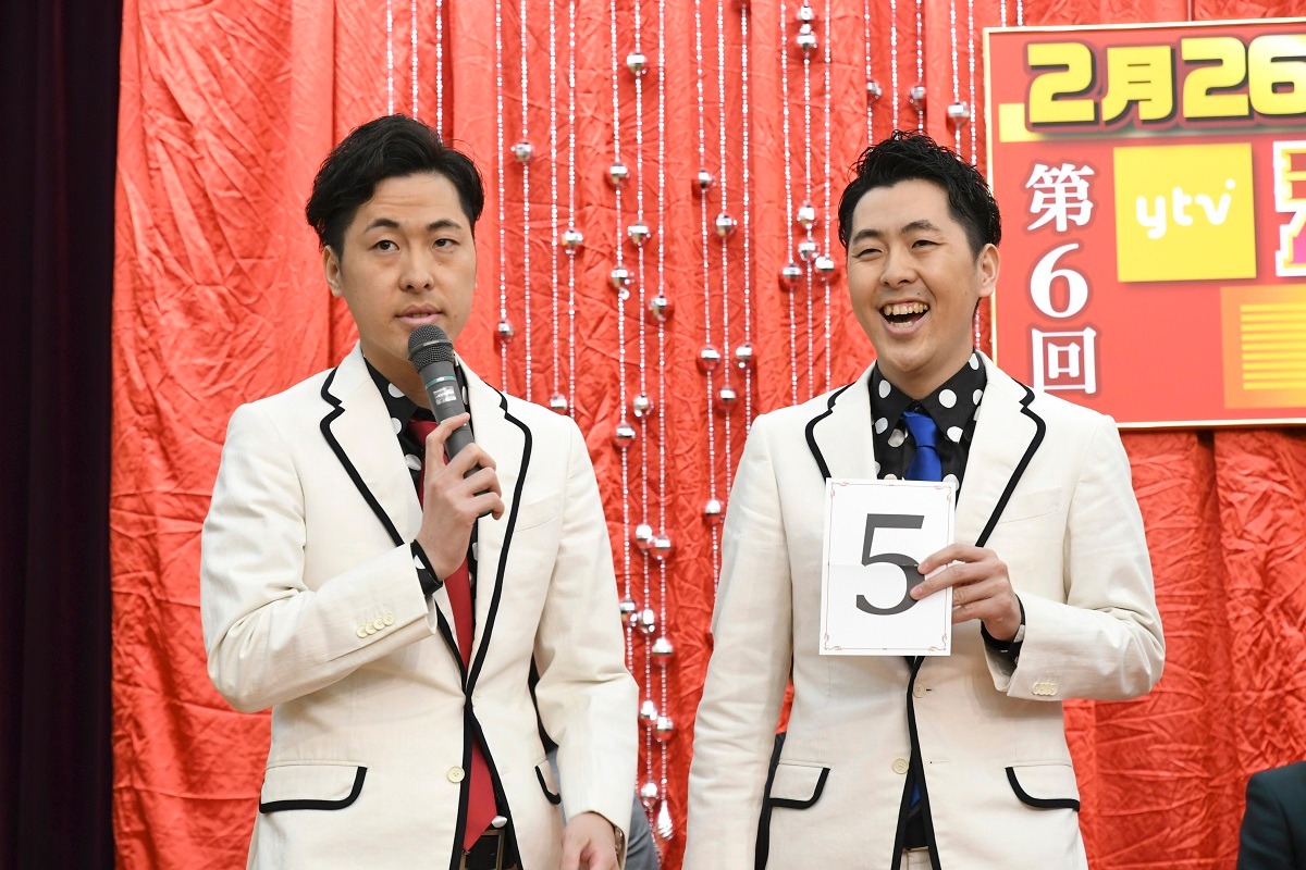 出場順抽選会時の吉田たち。(c)読売テレビ