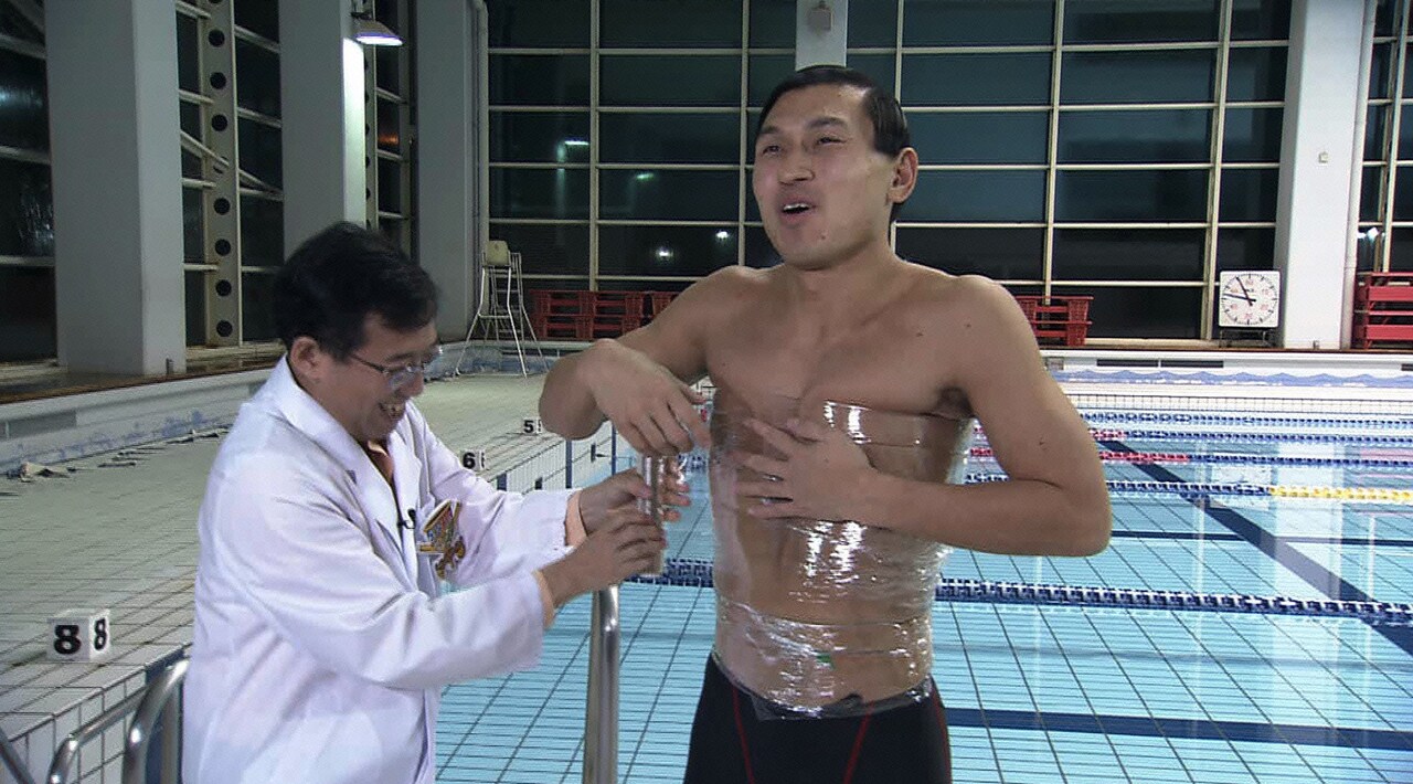 世界最速の泳ぎを目指すオードリー春日、参考にしたのはウナギとイルカ