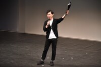 「仁義なきネタライブ」のオープニングで客を盛り上げるハライチ岩井。