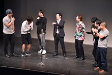 「仁義なきネタライブ」に出演する、ペンギンズ（中央）。