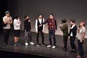 「仁義なきネタライブ」に出演するアンガールズ（中央）。