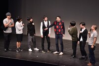 「仁義なきネタライブ」に出演するアンガールズ（中央）。
