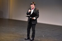 「他力本願ライブ4」で進行を務める、南海キャンディーズ山里。