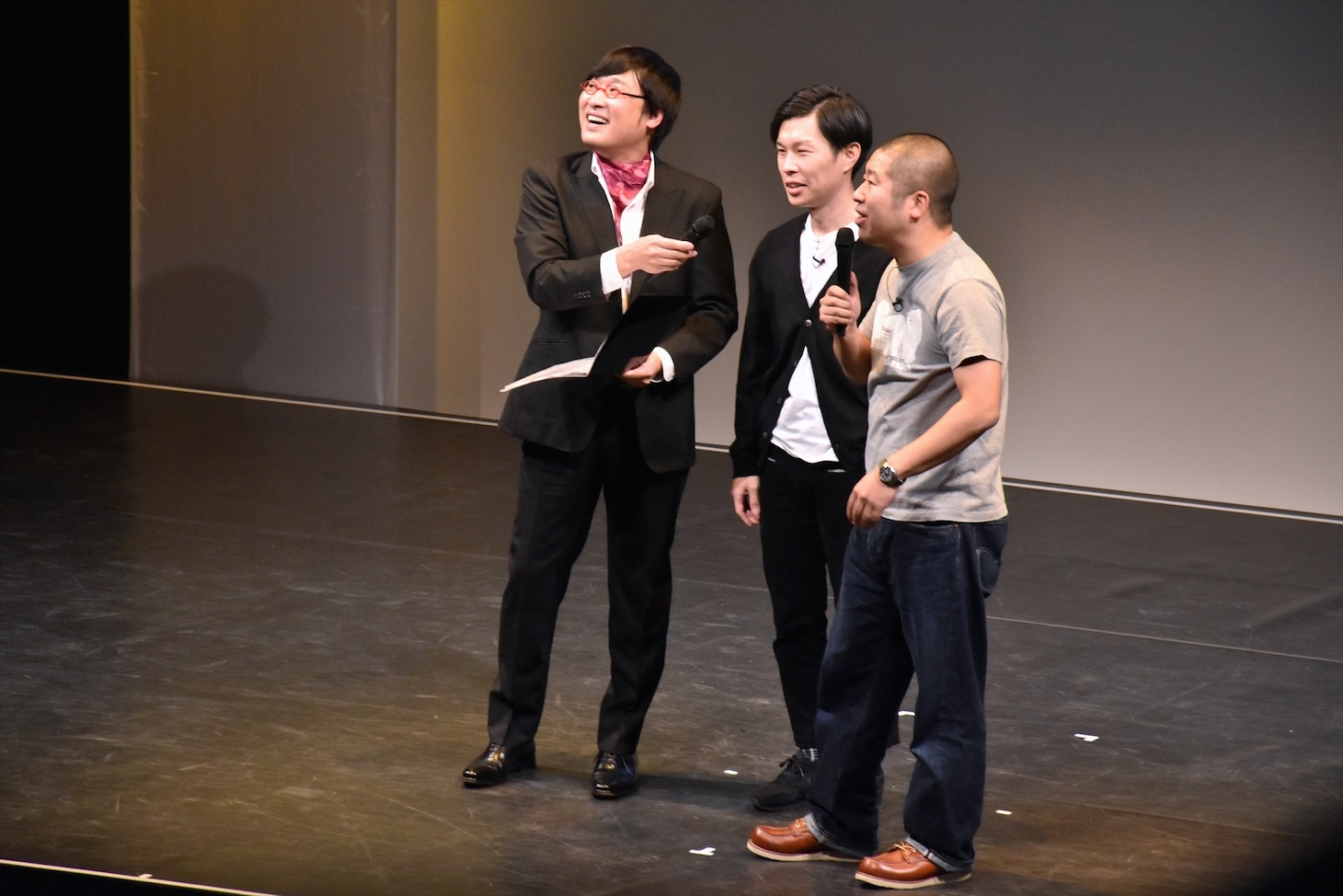 「他力本願ライブ4」で、ネタを投稿したリスナーと話すハライチと南海キャンディーズ山里（左）。