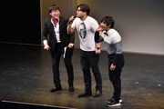 「他力本願ライブ4」で、ネタを投稿したリスナーと話すアルコ＆ピースと南海キャンディーズ山里（左）。