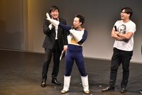 「他力本願ライブ4」で、ネタを投稿したリスナーにイジられ、そのリスナーを威嚇するR藤本（中央）。