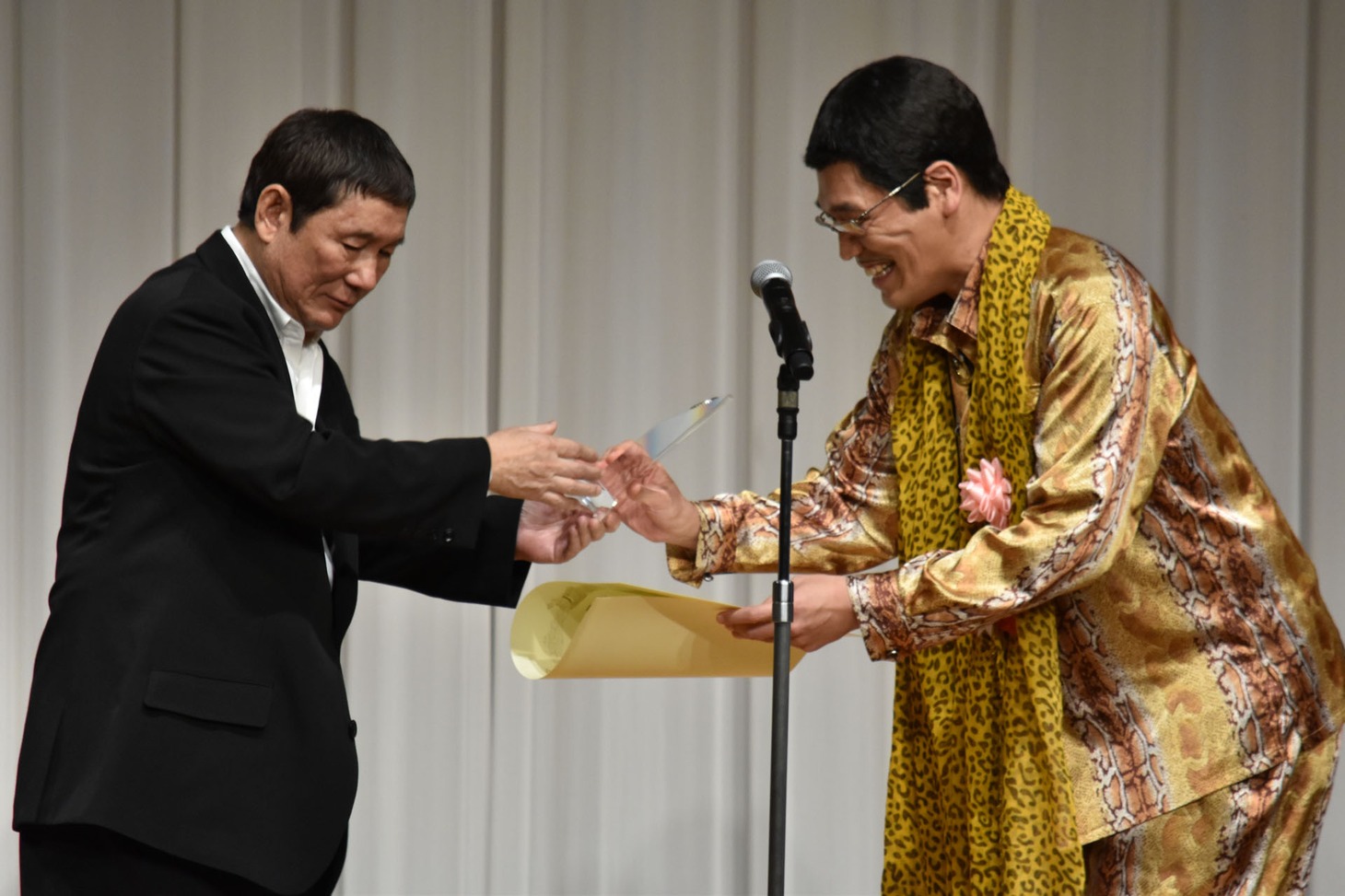 ビートたけし（左）から賞状とトロフィーを受け取るピコ太郎（右）。