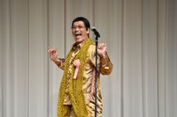会場で「PPAP」を披露するピコ太郎。