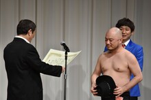 ビートたけし（左）から賞状を受け取るハリウッドザコシショウ（右）。