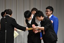 ビートたけし（左）から賞状を受け取るライス（右）。