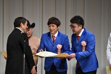 ビートたけし（左）から賞状を受け取る銀シャリ（右）。