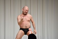 会場でネタを披露するハリウッドザコシショウ。