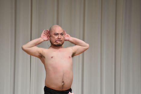 会場でネタを披露するハリウッドザコシショウ。