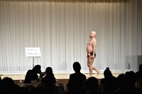 会場でネタを披露するハリウッドザコシショウ。