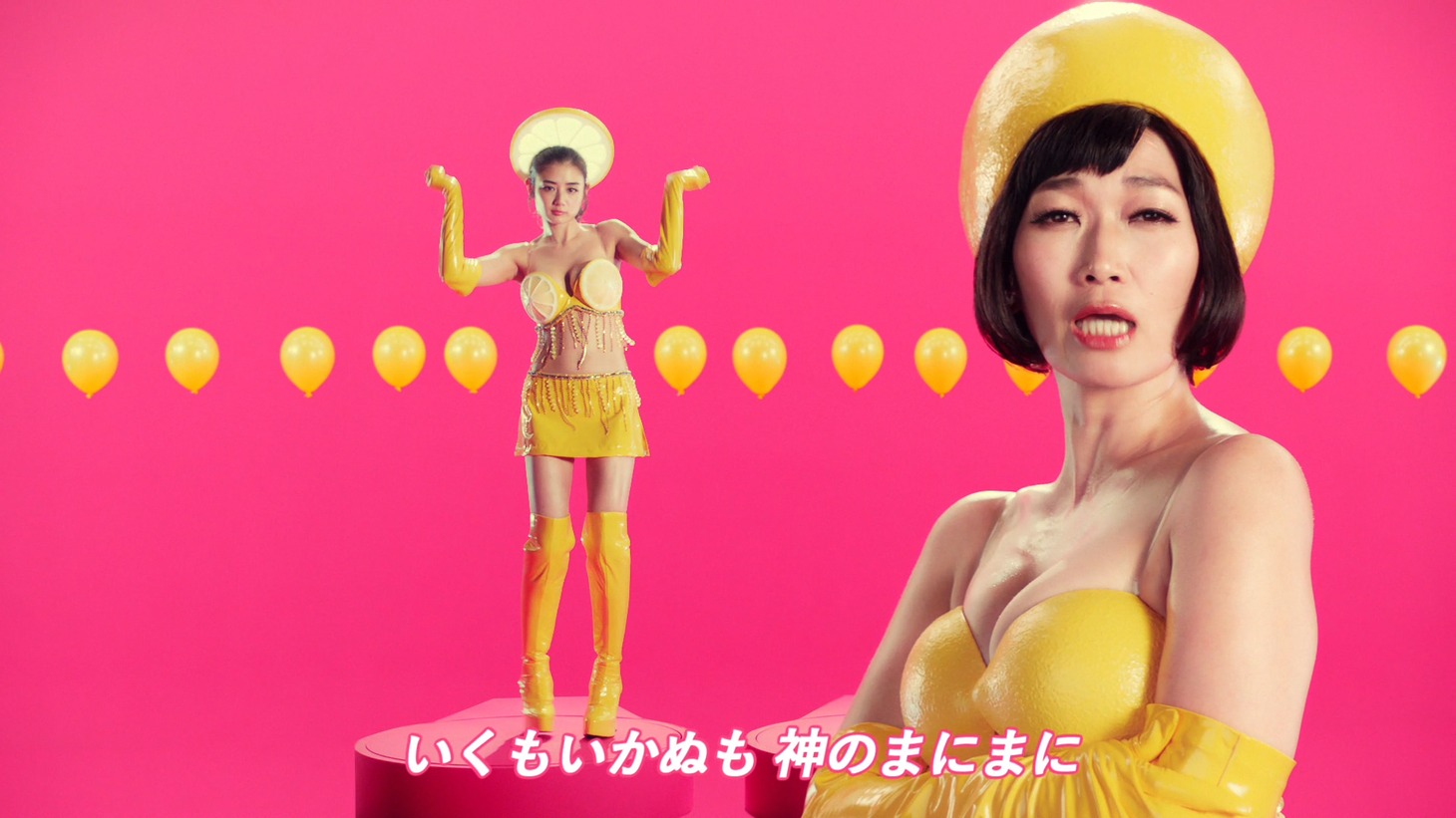 「果汁と果実まるGOD!!」のミュージックビデオのワンシーン。