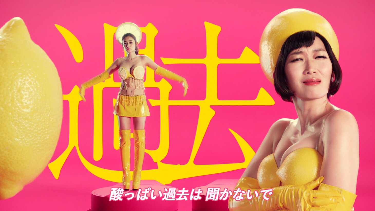 「果汁と果実まるGOD!!」のミュージックビデオのワンシーン。