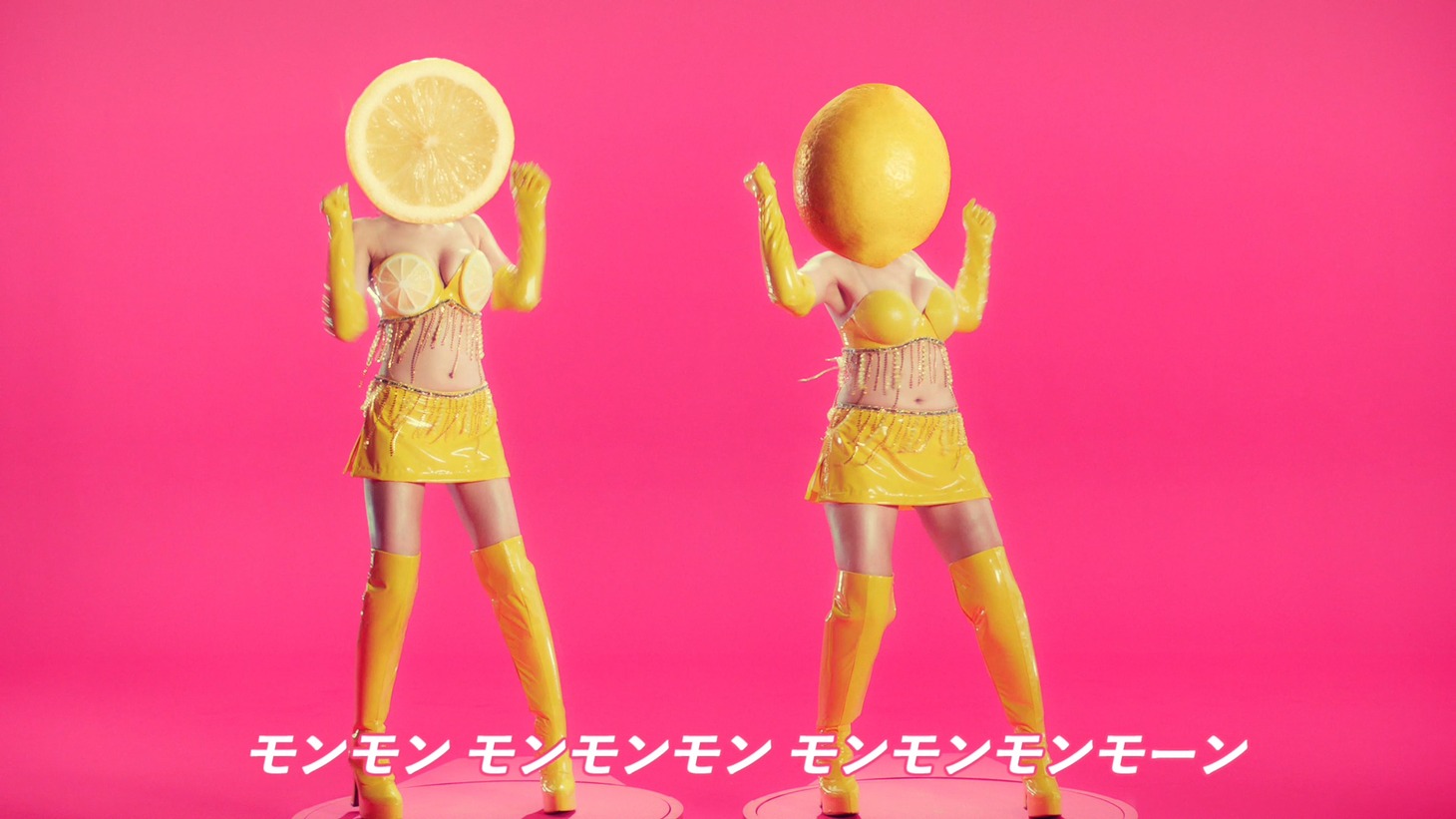「果汁と果実まるGOD!!」のミュージックビデオのワンシーン。