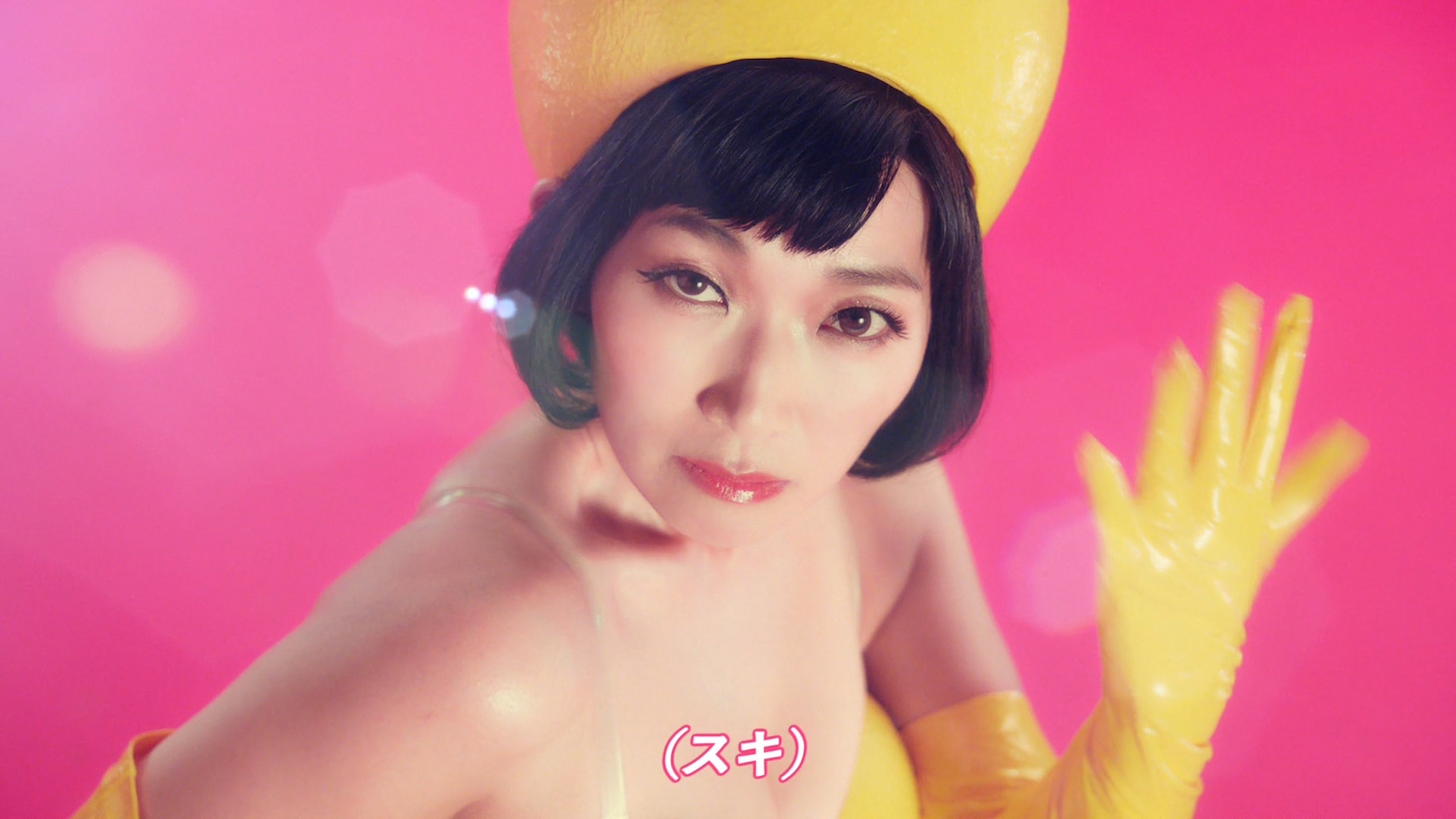 「果汁と果実まるGOD!!」のミュージックビデオのワンシーン。