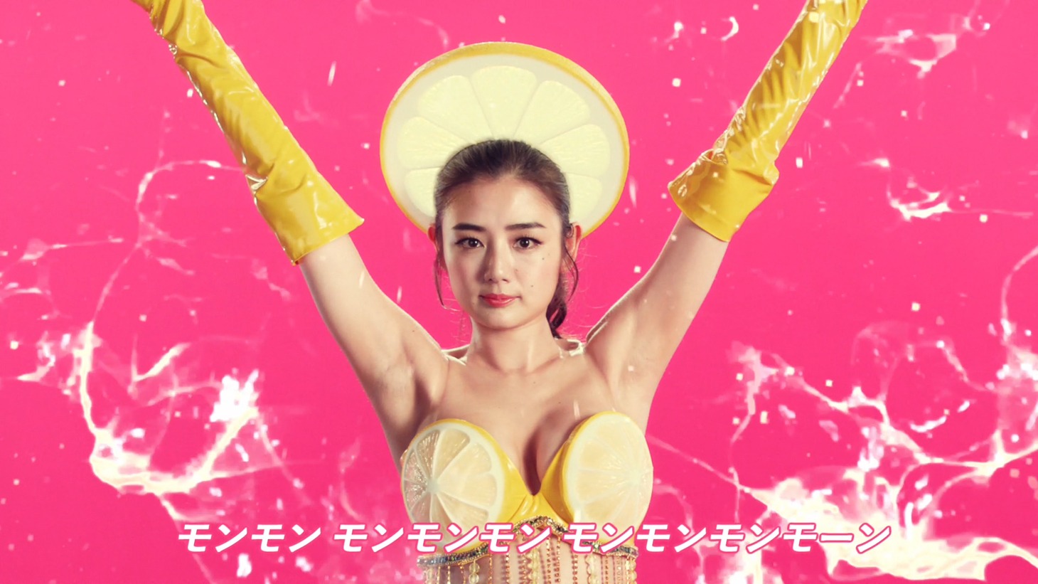 「果汁と果実まるGOD!!」のミュージックビデオのワンシーン。