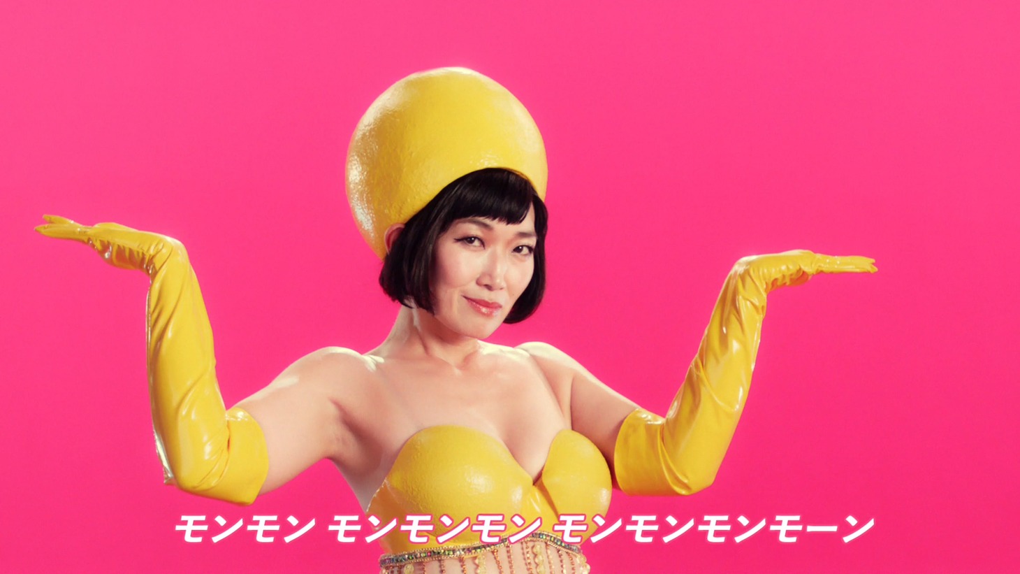 「果汁と果実まるGOD!!」のミュージックビデオのワンシーン。