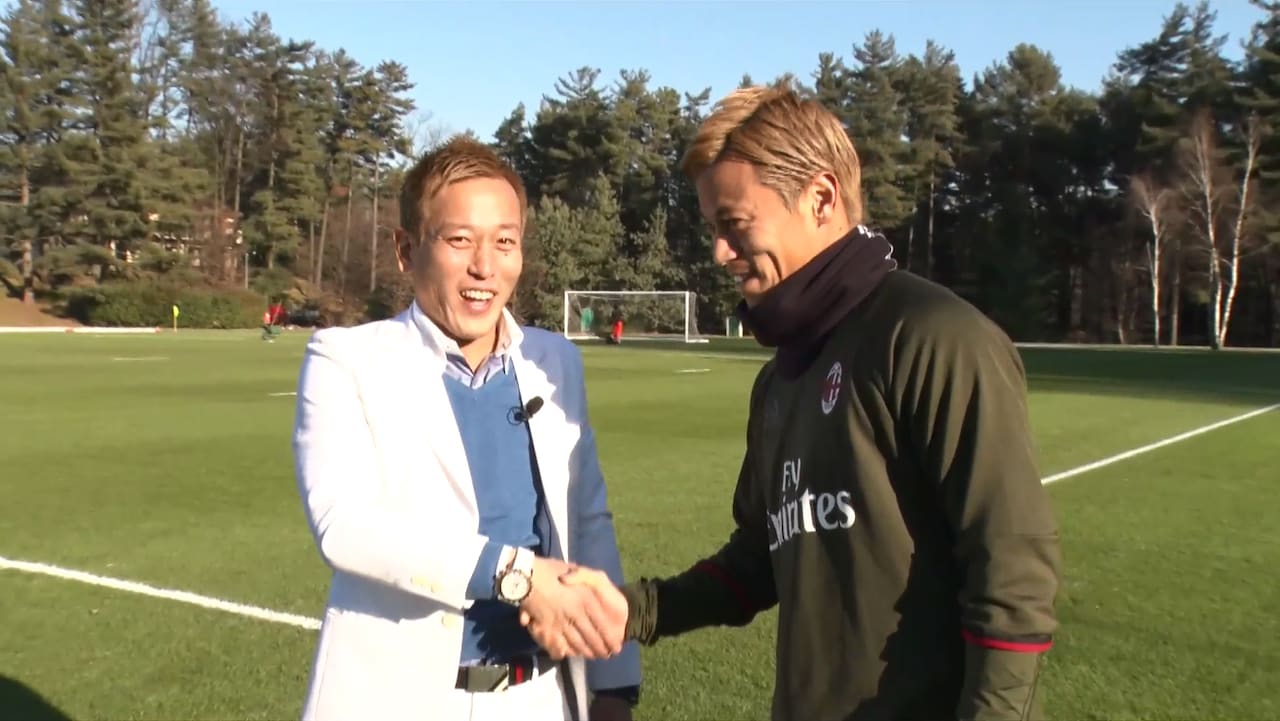 左からじゅんいちダビッドソン、本田圭佑。(c)BS朝日