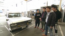 吉田裕の愛車をチェックするダウンタウン浜田ら。(c)MBS