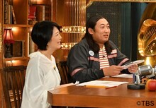 ロバート秋山と外山惠理アナ（左）。