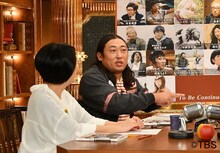 ロバート秋山と外山惠理アナ（左）。