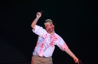 星野源に代わって恋ダンスを踊る男。