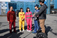 千鳥、玉井詩織、佐々木彩夏が参加したロケの様子。(c)いろはに千鳥