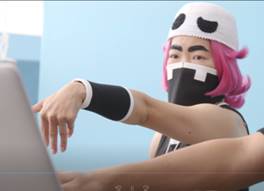 CM撮影中のイモトアヤコ。