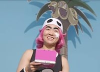 CM撮影中のイモトアヤコ。