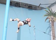 CM撮影中のイモトアヤコ。