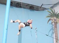 CM撮影中のイモトアヤコ。