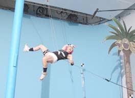 CM撮影中のイモトアヤコ。