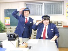 婦警に扮するすっちーと酒井藍（左から）。(c)MBS