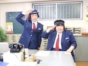 婦警に扮するすっちーと酒井藍(左から)。(c)MBS