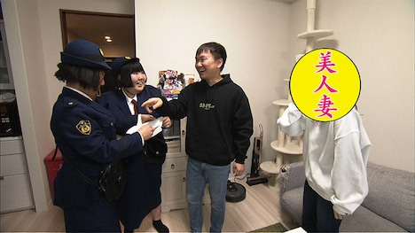 新婚のかまいたち山内宅を訪れるすっちーと酒井藍。(c)MBS