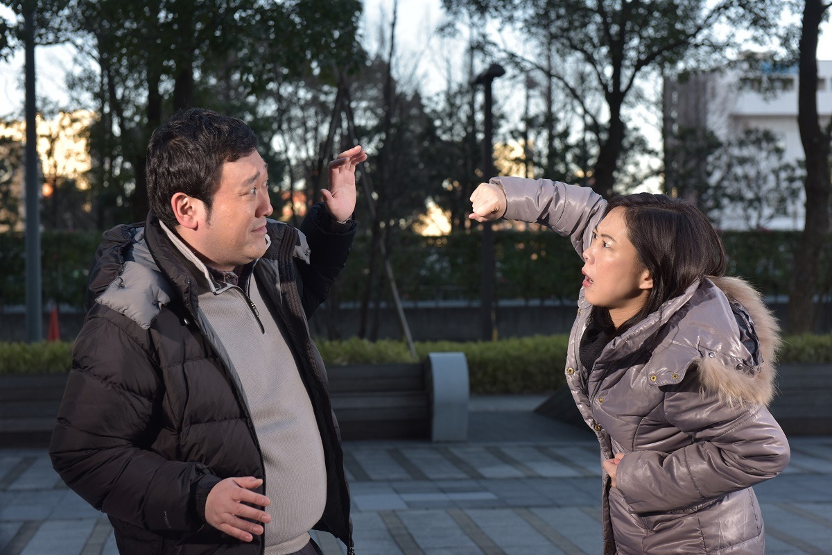 「金曜ロードSHOW!特別ドラマ企画『北風と太陽の法廷』」に出演する（左から）グランジ大、椿鬼奴。(c)日本テレビ