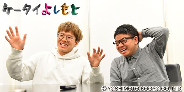 インタビューに応えるミキ。左から亜生、昴生。