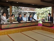 左から石田靖、中川家、斉藤雪乃、三田村邦彦、増田和也アナウンサー。(c)テレビ大阪