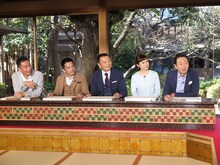 左から石田靖、中川家、斉藤雪乃、三田村邦彦。(c)テレビ大阪