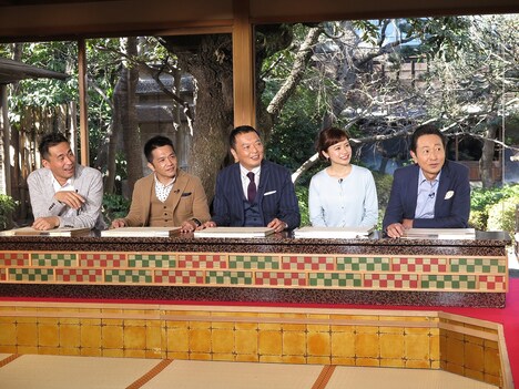 左から石田靖、中川家、斉藤雪乃、三田村邦彦。(c)テレビ大阪