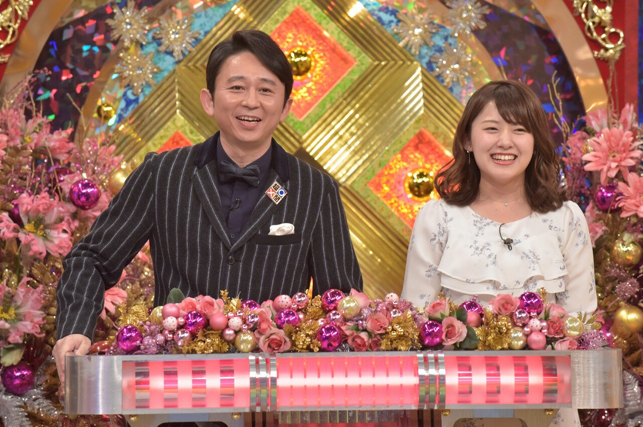左から有吉弘行、尾崎里紗アナウンサー。(c)日本テレビ