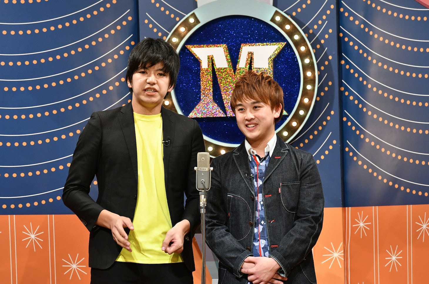 漫才でトークテーマを発表するからし蓮根。(c)読売テレビ