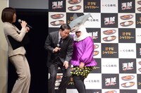 久宗裕行氏を急襲するメイプル超合金・安藤。