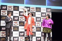 メイプル超合金・安藤（右）からサメの被り物を奪い取ったメイプル超合金・カズレーザー（中央）。