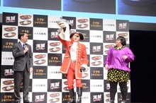 メイプル超合金・安藤（右）からサメの被り物を奪い取ったメイプル超合金・カズレーザー（中央）。